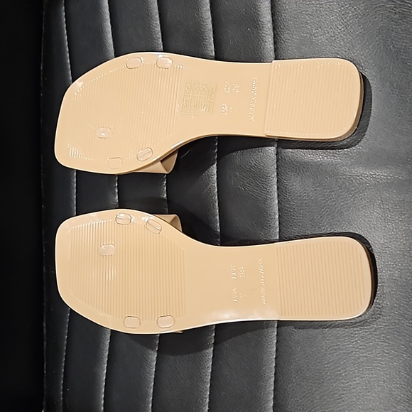 Jeffrey Campbell sleek and shiny sandal. - Picture 2 of 6